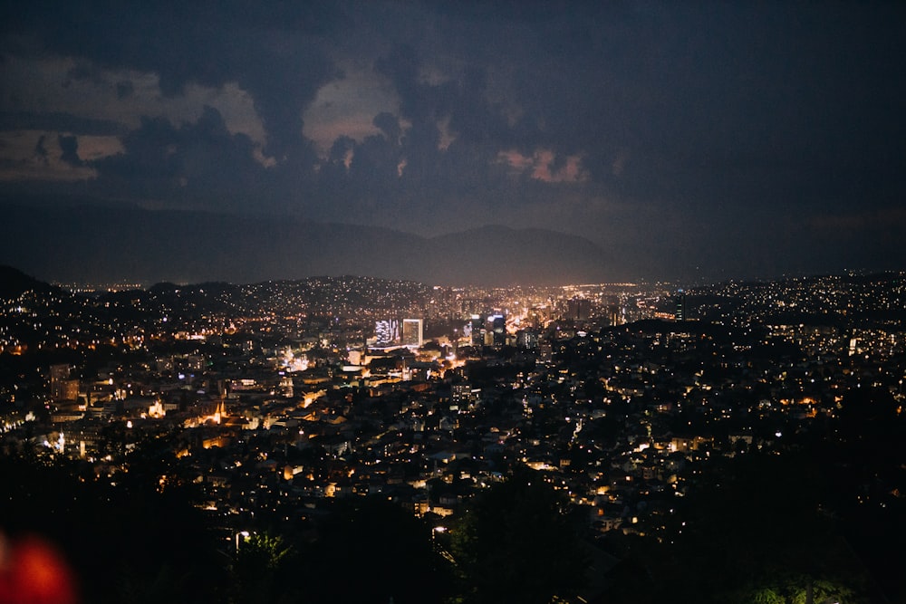 horizonte da cidade sob céu nublado durante a noite