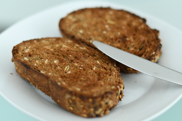 Volkoren toast met pindakaas en hennepzaad