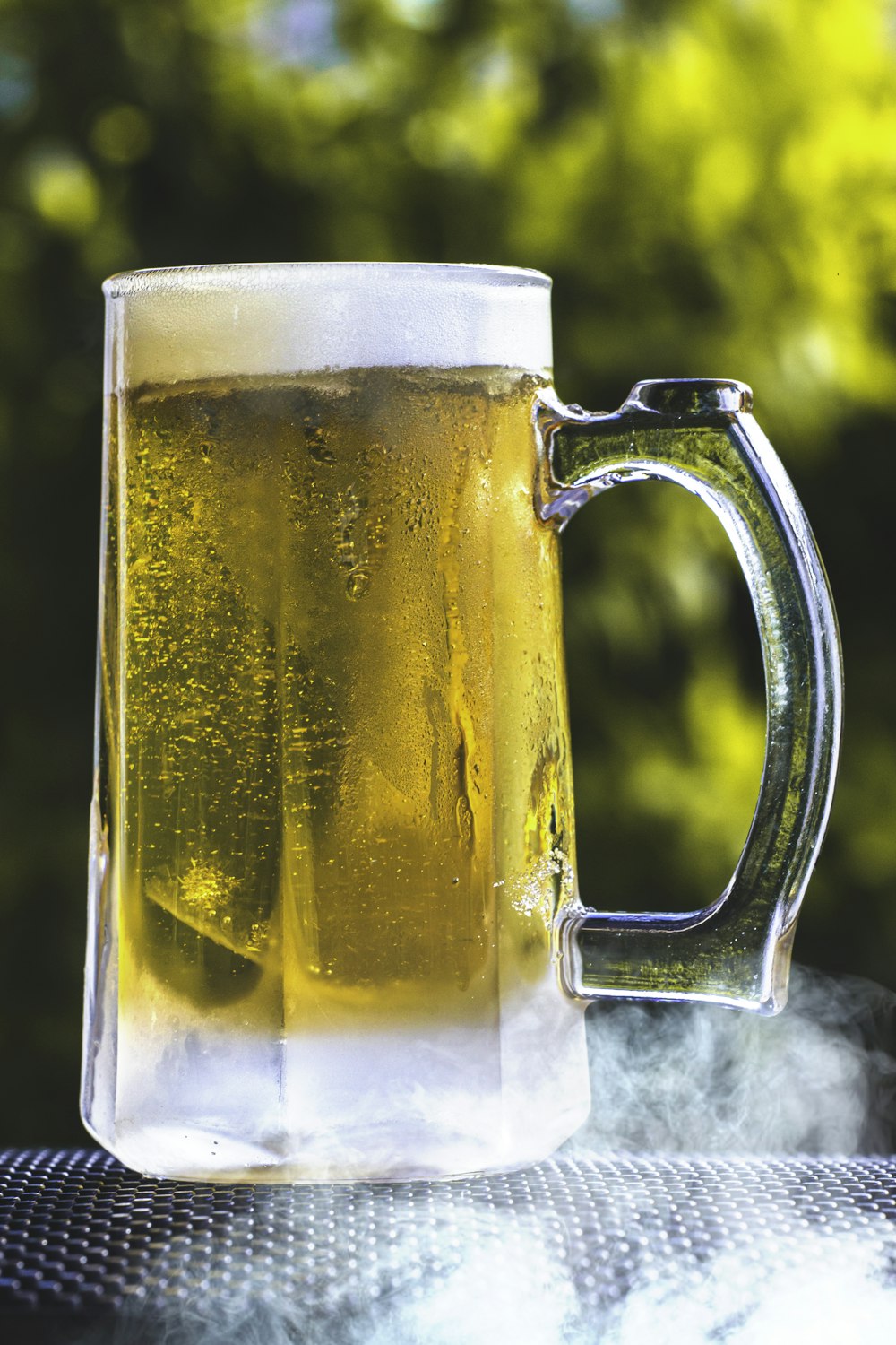 Jarra de cerveza de vidrio transparente con cerveza