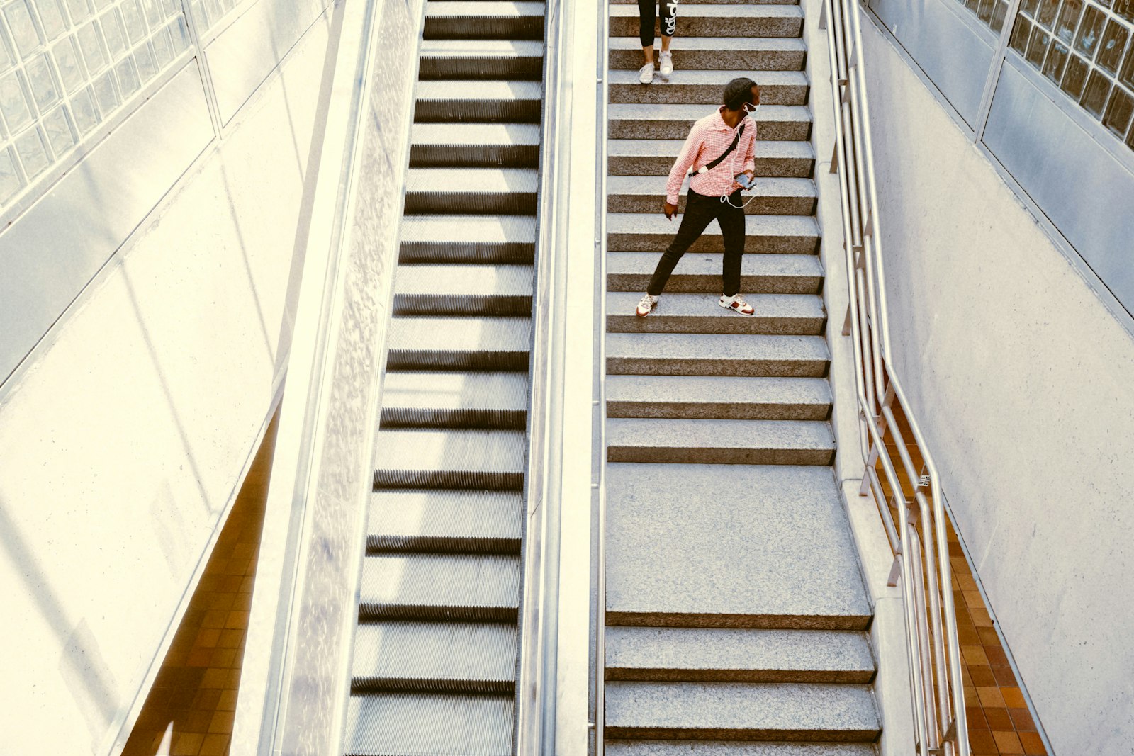 Summilux-M 1:1.4/50 sample photo. Woman in pink shirt photography