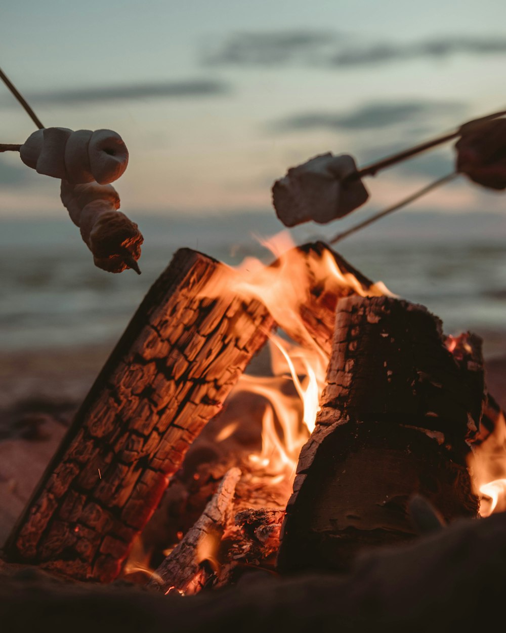 Feuer auf Feuerstelle während der Nachtzeit