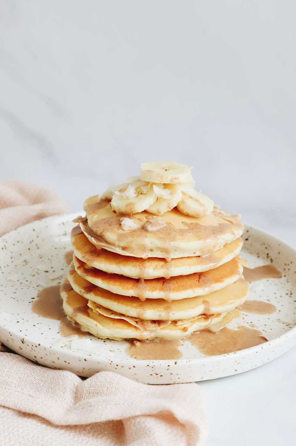 Pfannkuchen auf weißem Keramikteller