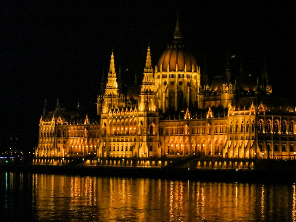 夜間の白と茶色のコンクリートの建物