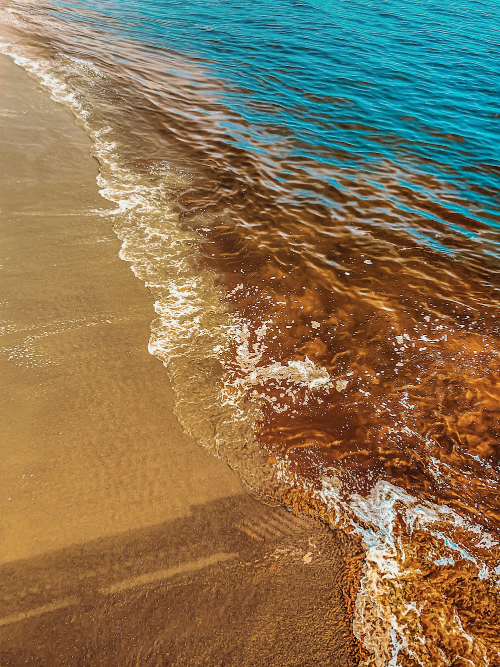 sea waves crashing on shore during daytime