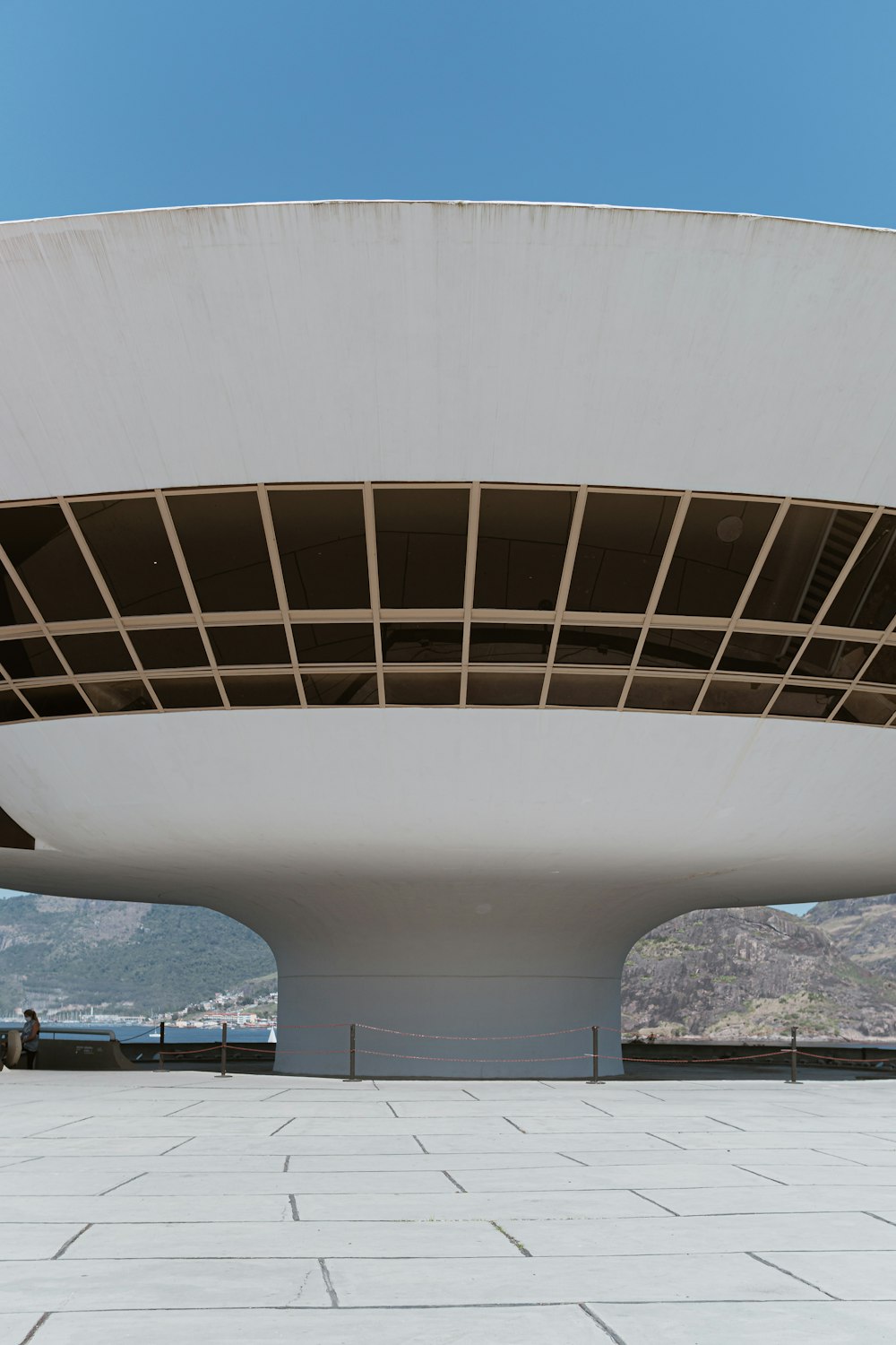 Edificio de hormigón blanco durante el día