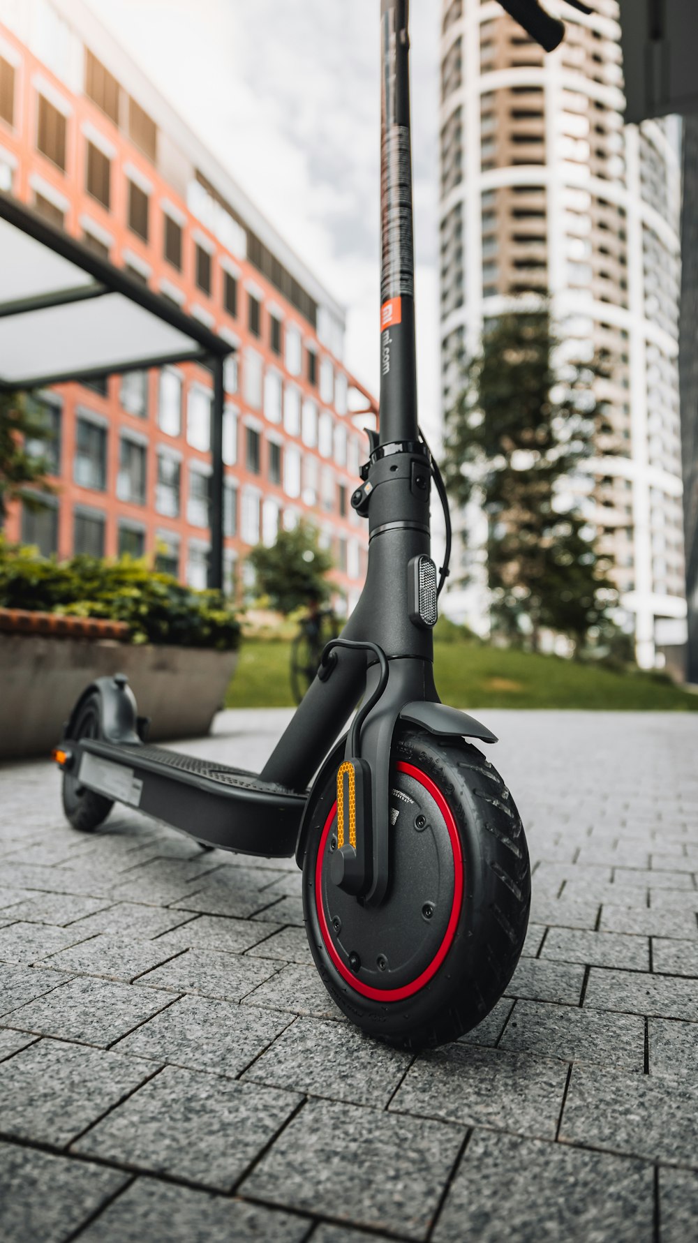 schwarz-roter Kinderwagen auf grauem Betonboden