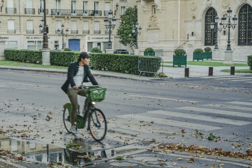 Mann im grünen Hemd fährt tagsüber Fahrrad auf der Straße