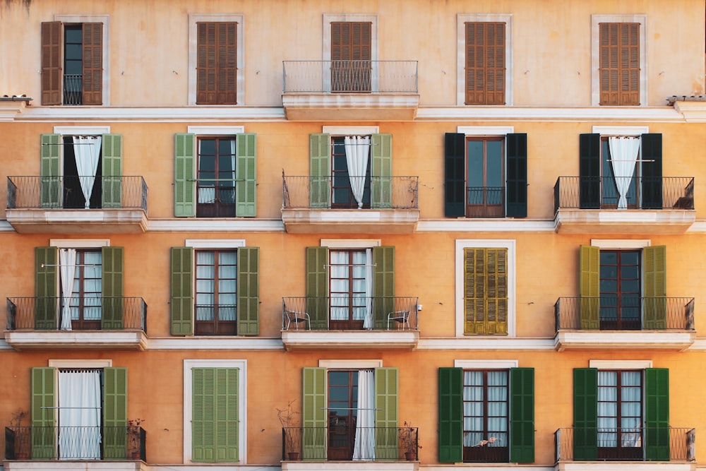 edificio in cemento marrone durante il giorno