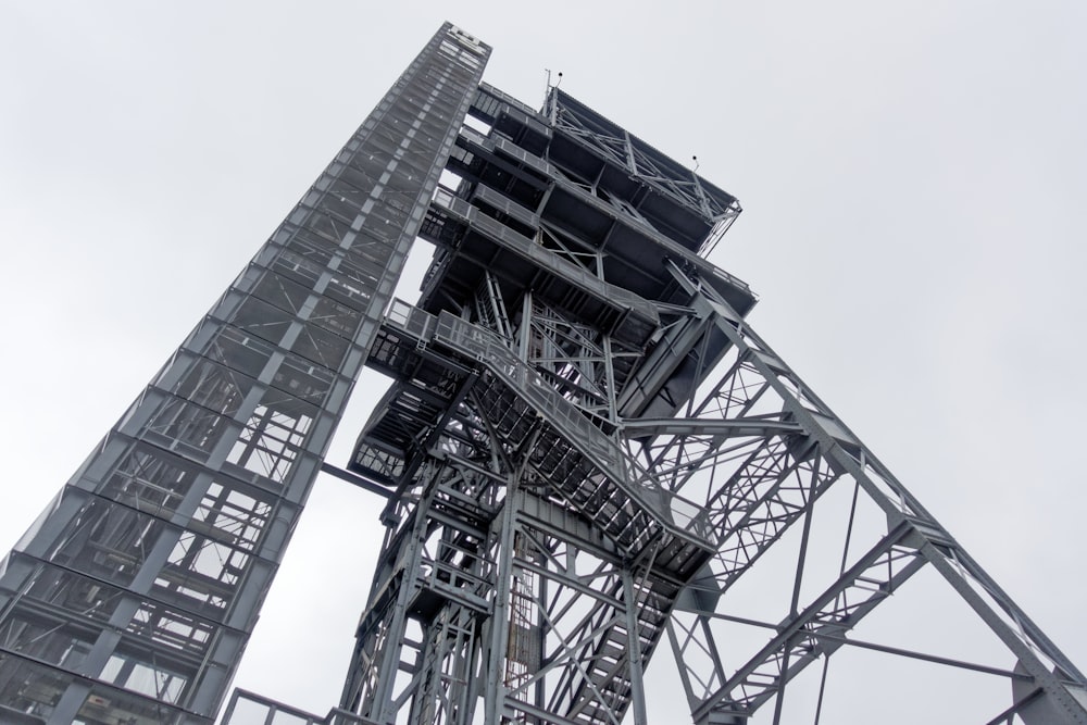 edificio grigio e nero sotto il cielo grigio