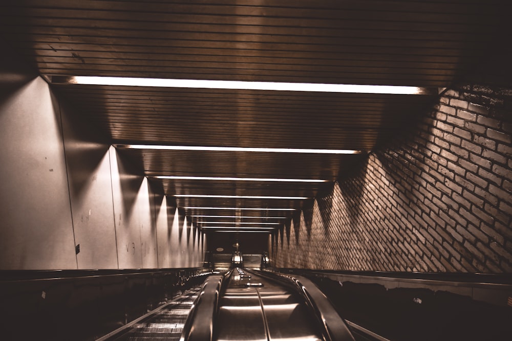 foto in scala di grigi di un tunnel