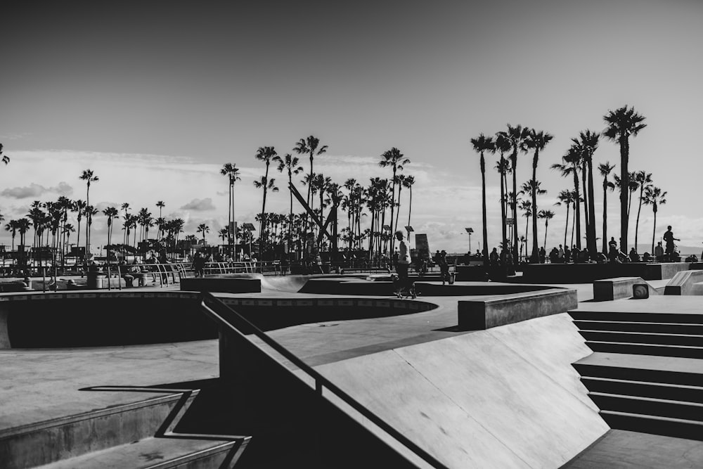 pessoas jogando basquete na quadra de basquete em fotografia em escala de cinza