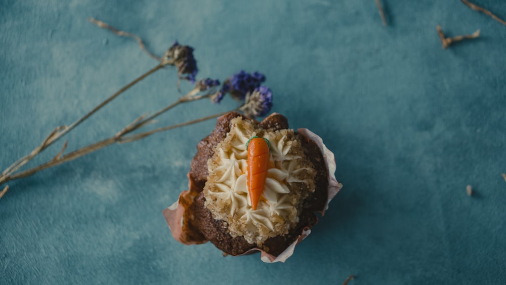 brown bread with sliced tomato on top