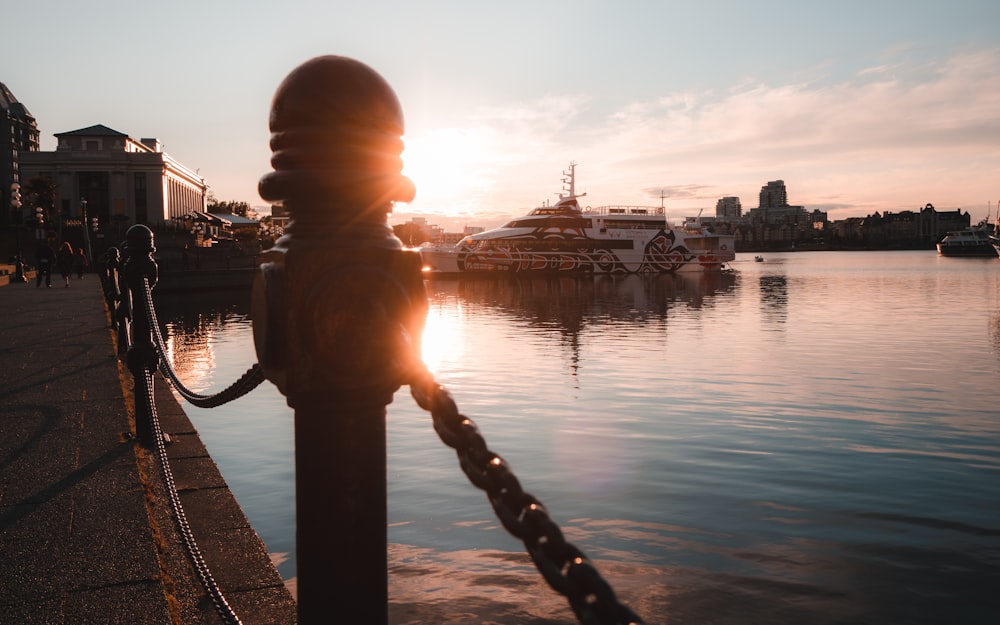 Silhouette eines Mannes, der während des Sonnenuntergangs auf dem Dock steht