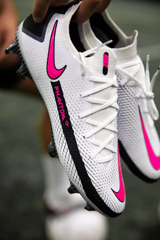 zoom out the picture slightly, make the shoe fit fully completely into view