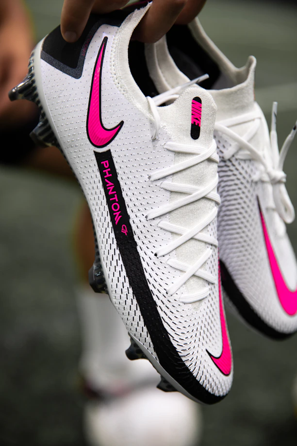 zoom out the picture slightly, make the shoe fit fully completely into view