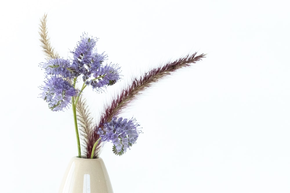 白い陶器の花瓶に紫色の花