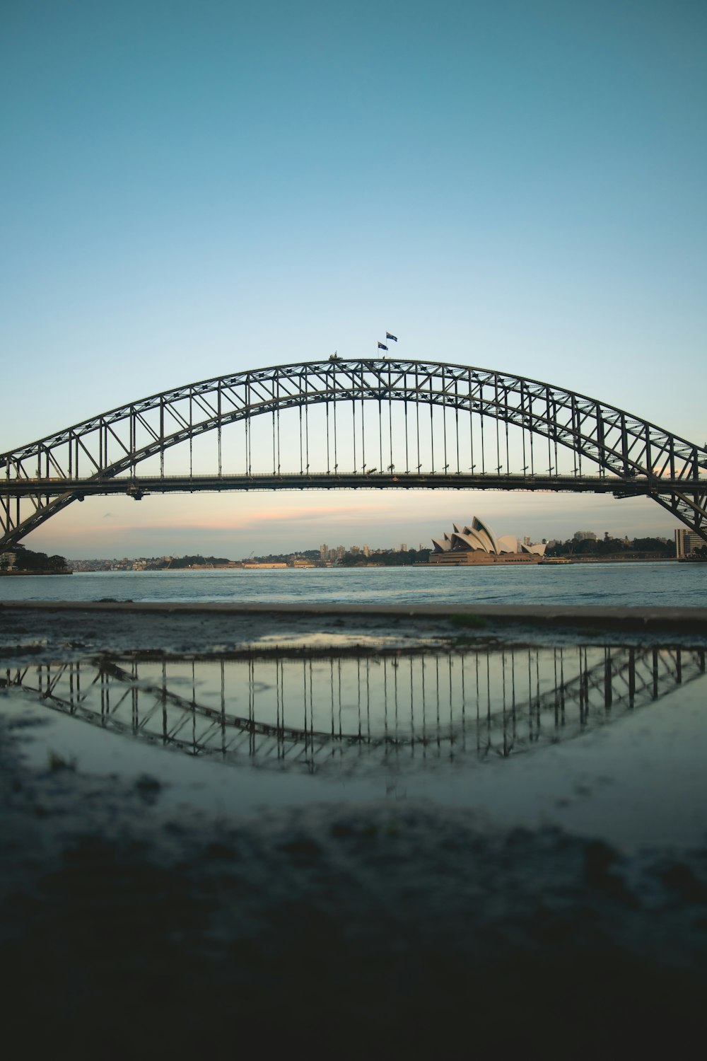 Schwarze Metallbrücke über das Meer tagsüber