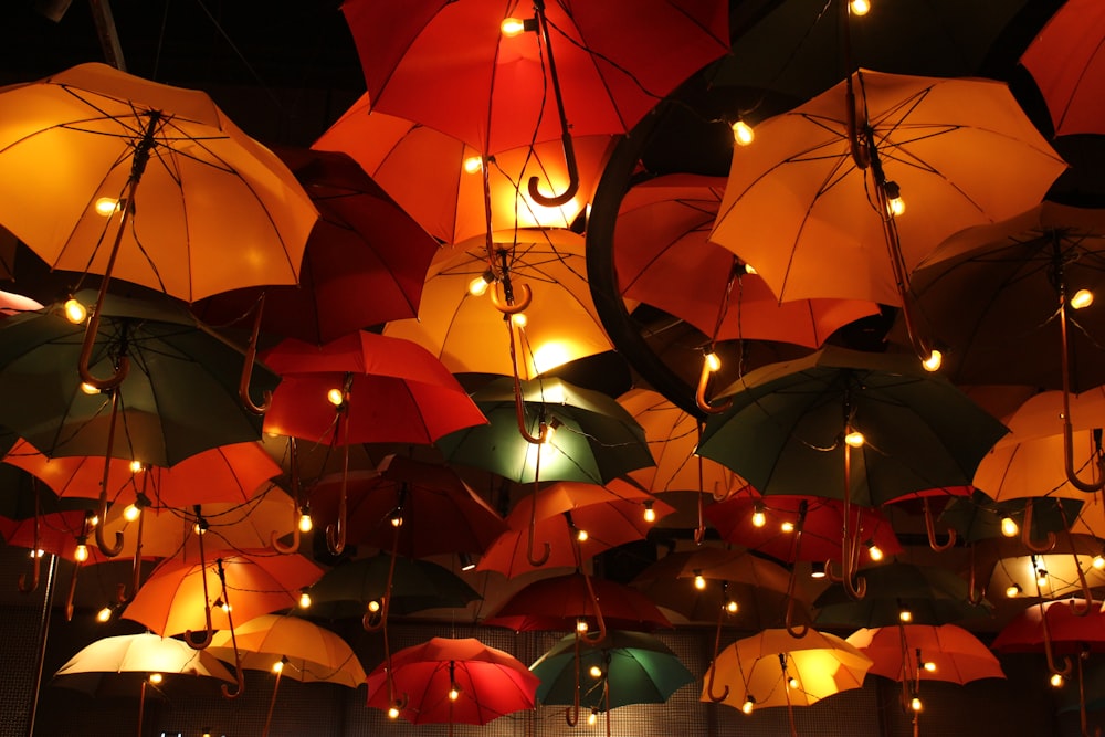 orangefarbene Regenschirme im Dunkeln