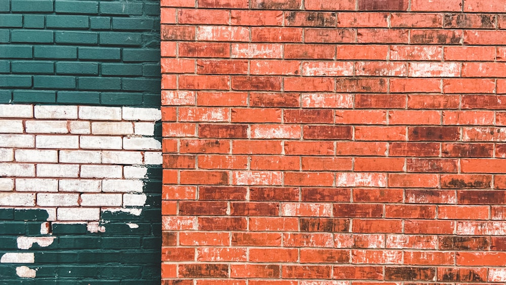 mur de briques brunes et blanches