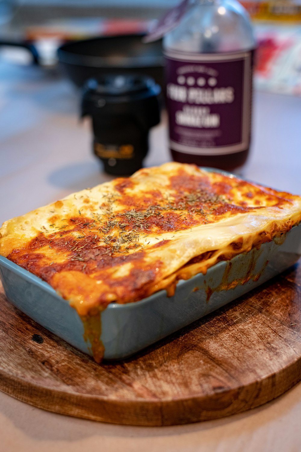 Pizza en bandeja de madera marrón