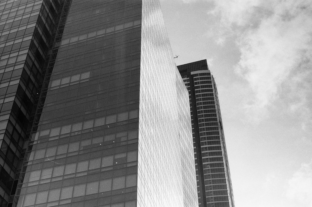 高層ビルのグレースケール写真