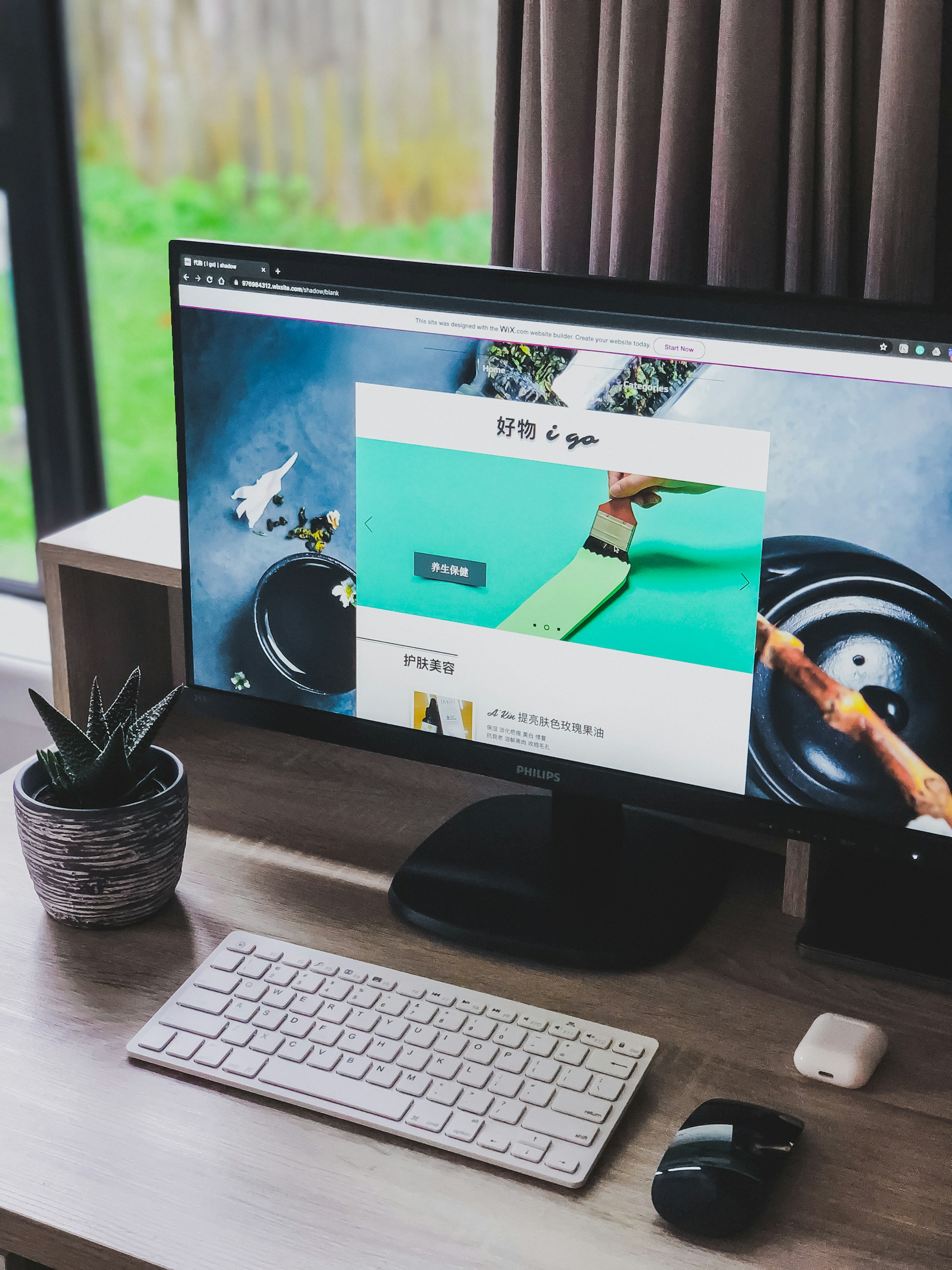 gray computer monitor
