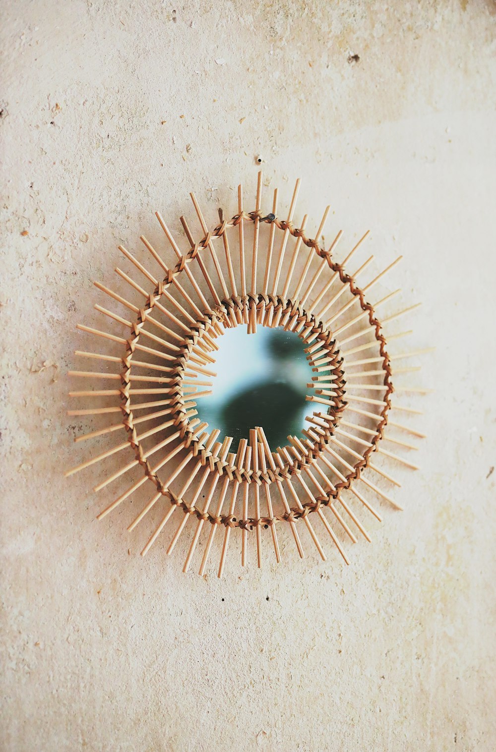 Metal en espiral marrón sobre piso de concreto blanco