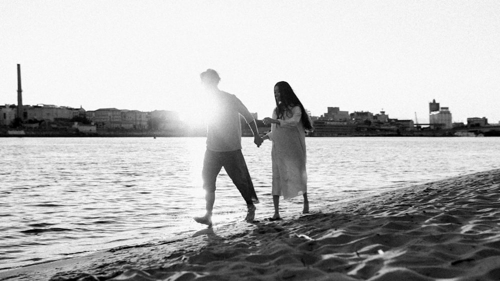 homme et femme s’embrassent sur la plage