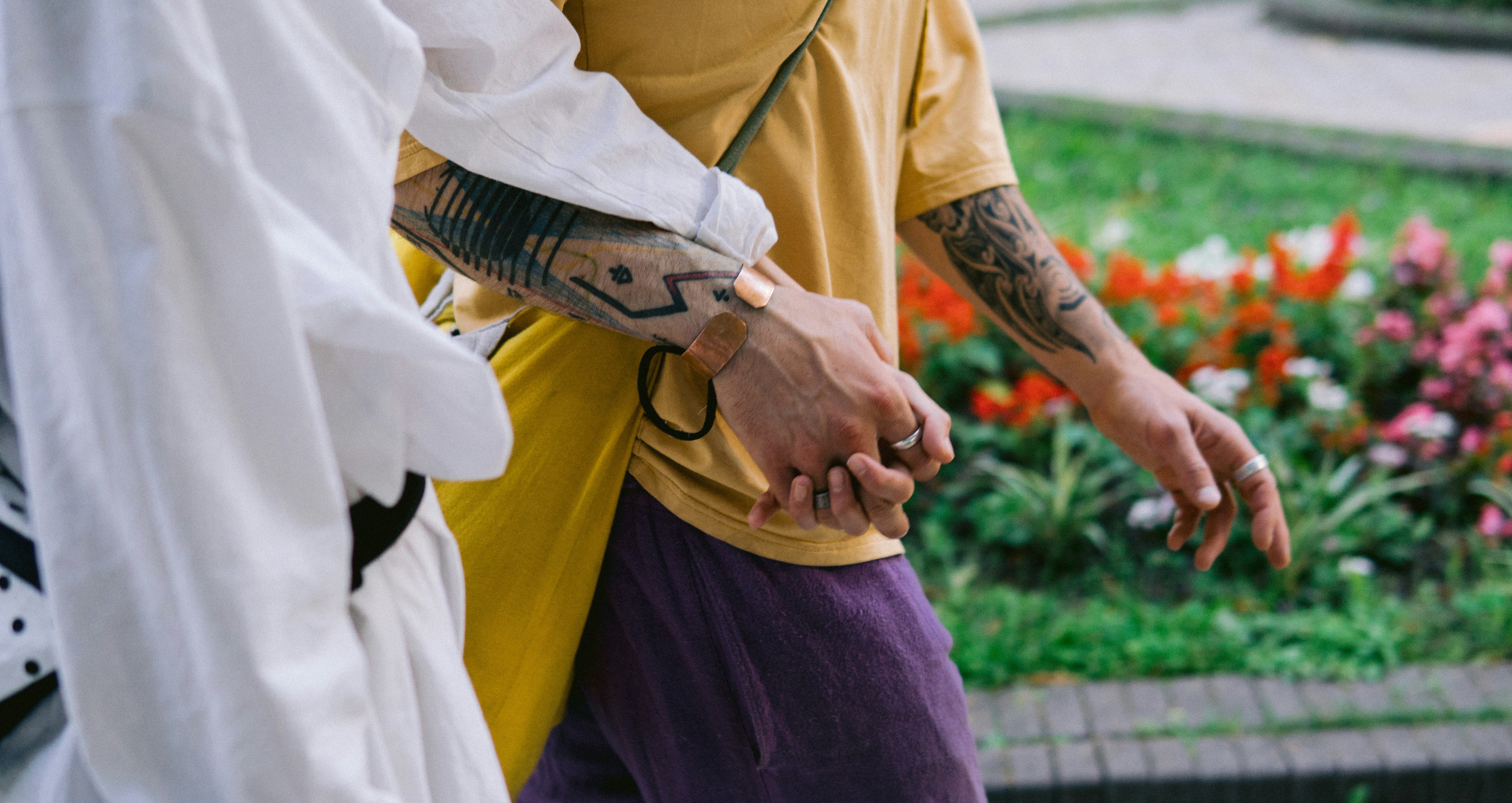 Person im weißen Langarmhemd mit braunem und schwarzem Fisch