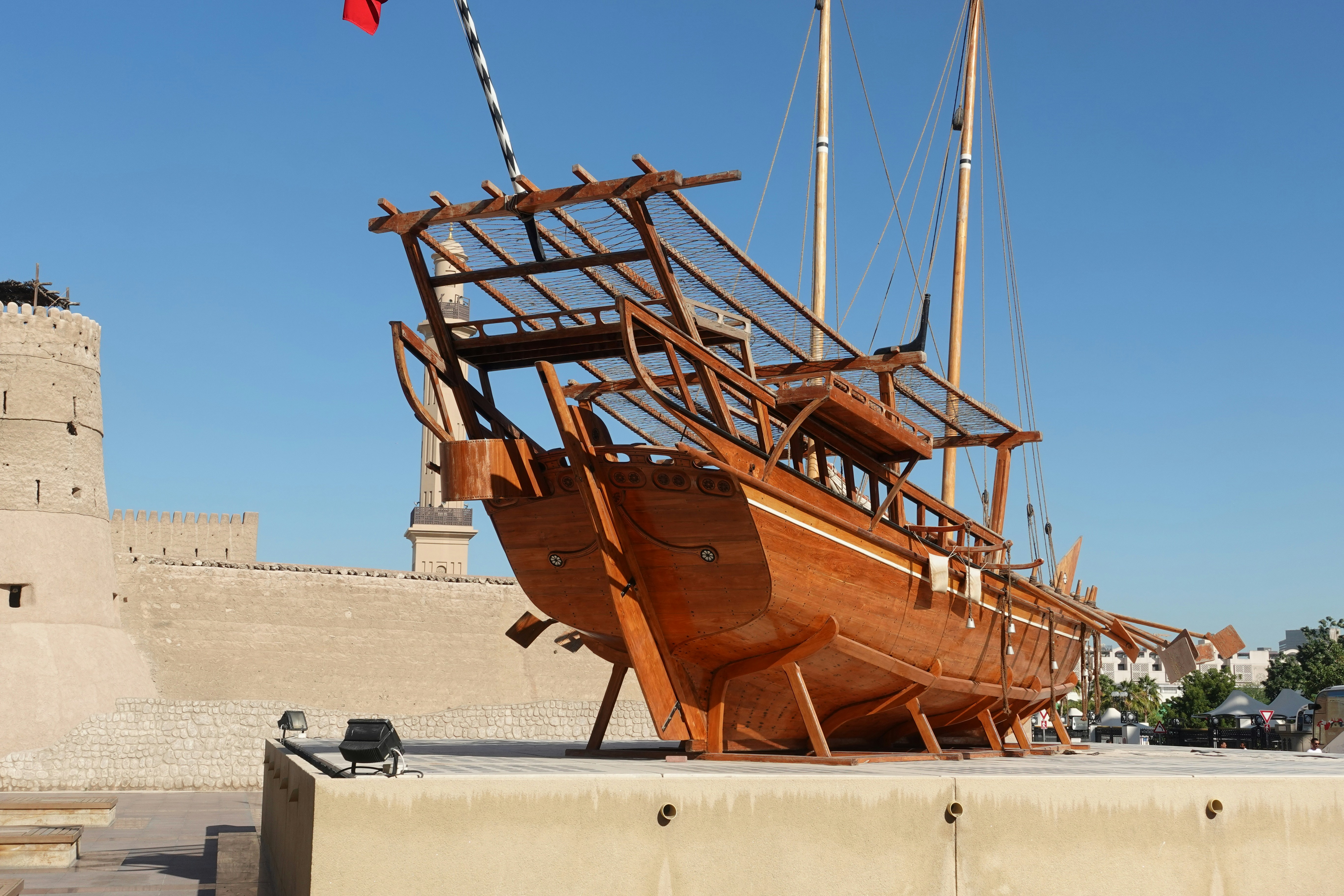 navio marrom na areia branca durante o dia