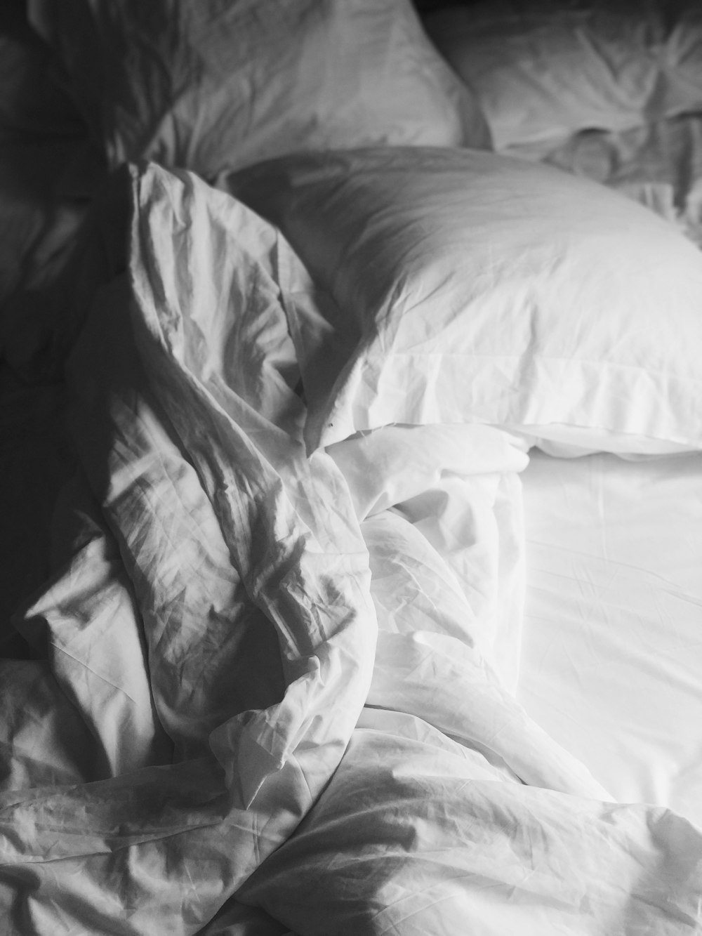 Weiße Bettwäsche auf dem Bett