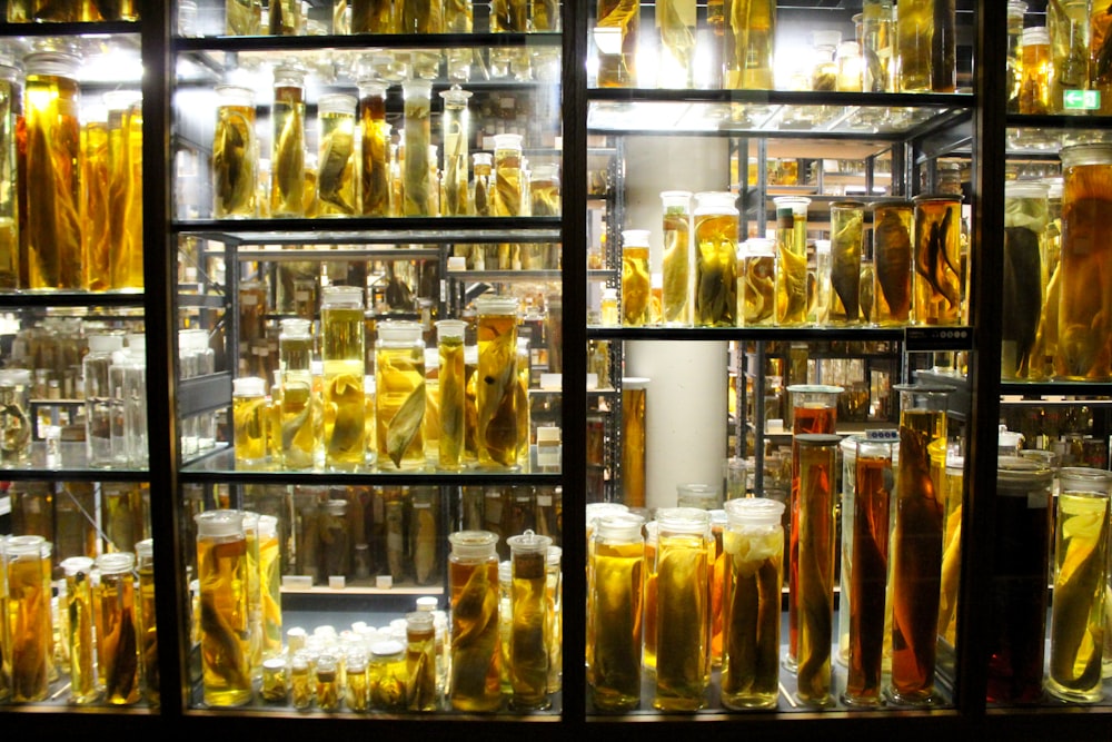 frascos de vidrio transparente en el estante de vidrio