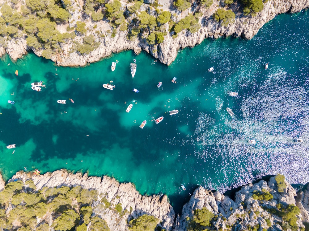 Vue aérienne du plan d’eau pendant la journée