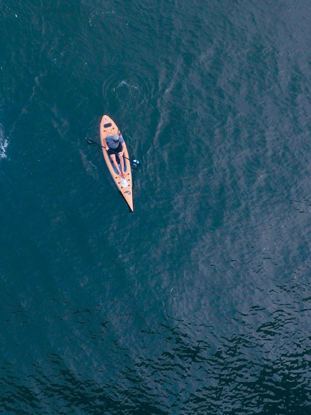 weißes und blaues Boot tagsüber auf Gewässern