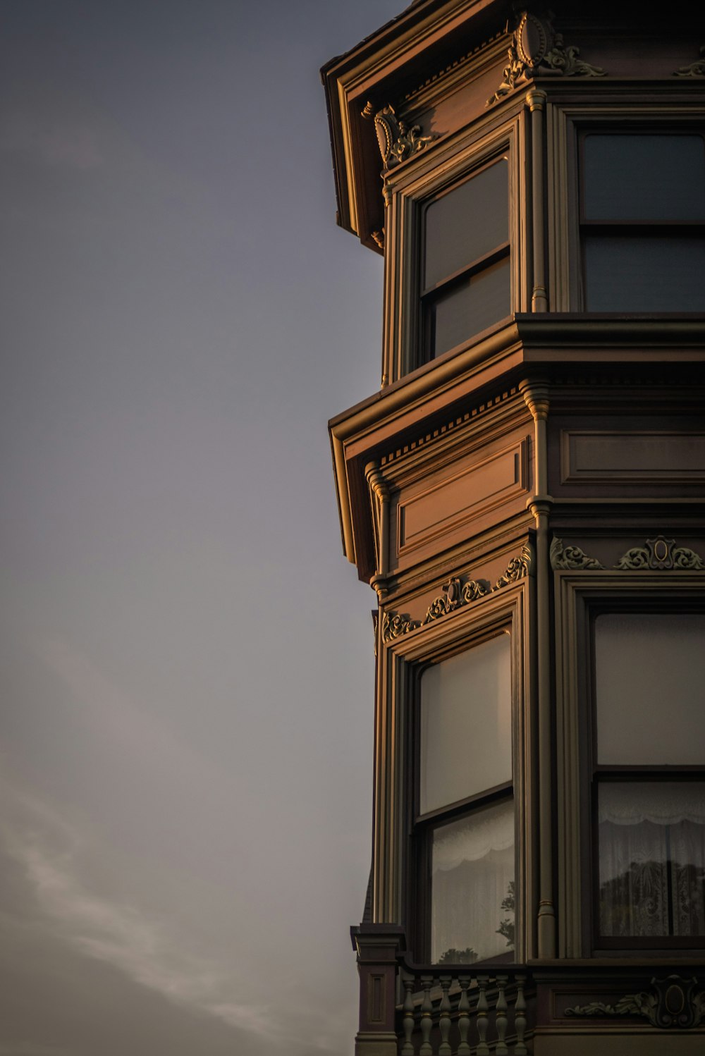 日中の茶色の木製の窓枠