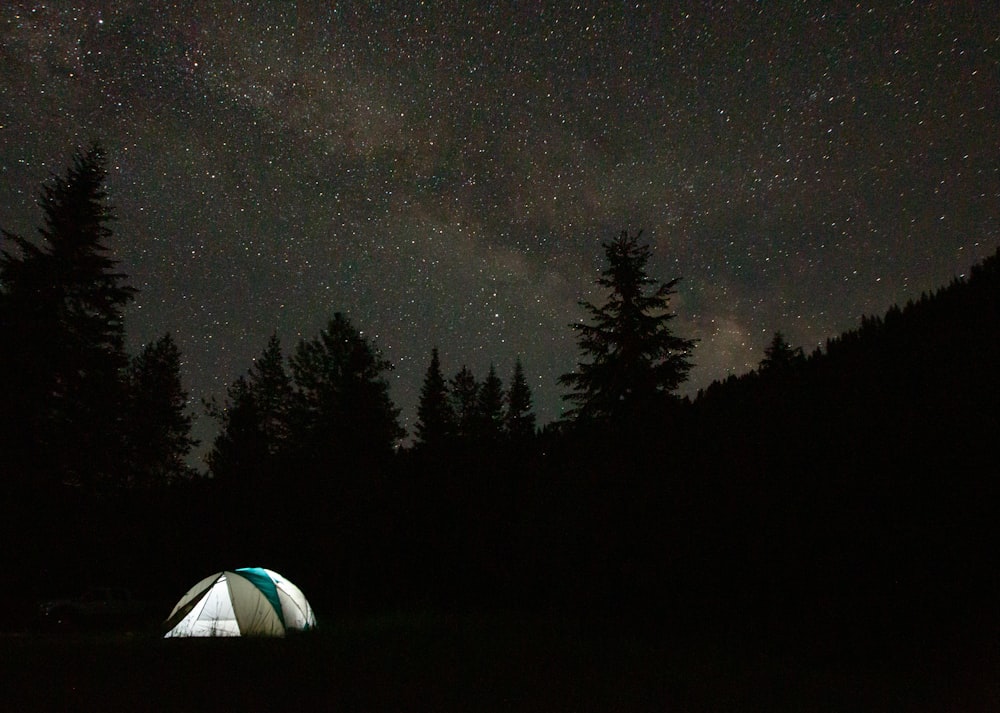 tenda a cupola bianca sotto la notte stellata
