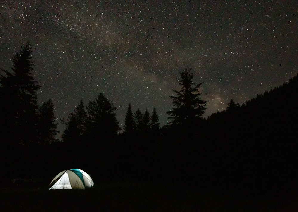 Weißes Kuppelzelt unter sternenklarer Nacht