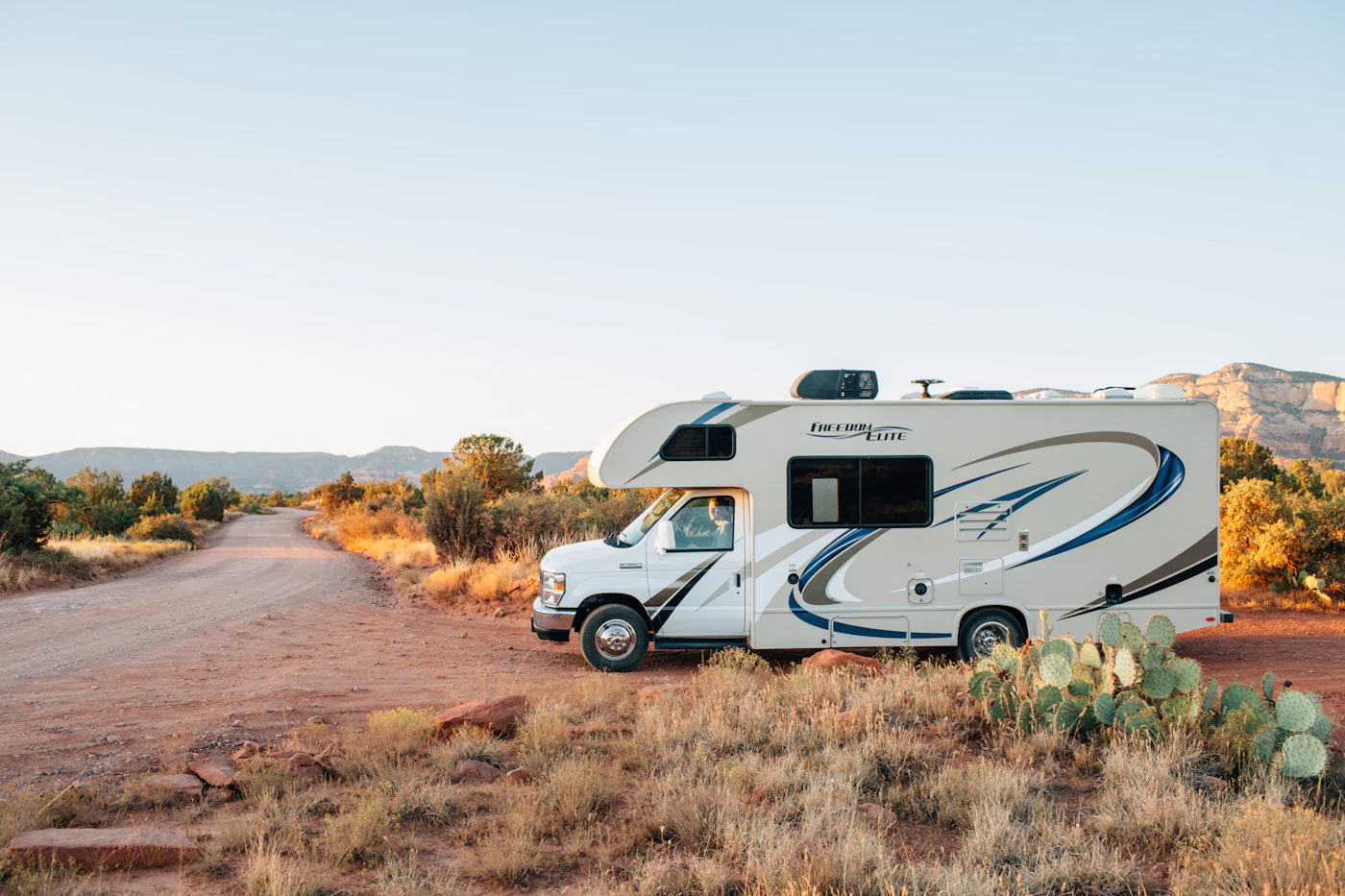 Autocaravana en una parada tranquila sobre hierba