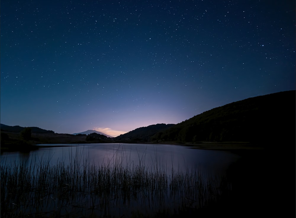 lago e montanha durante a noite