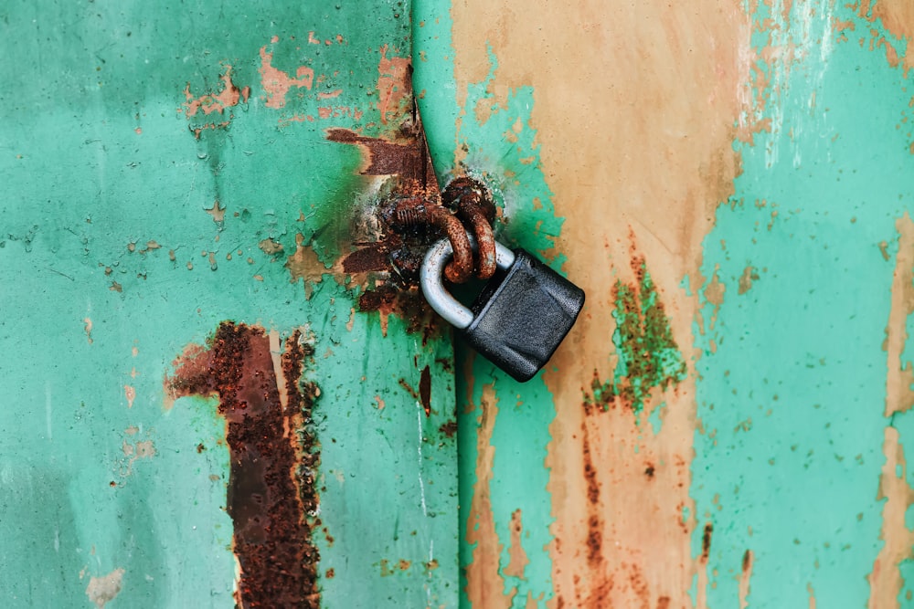 青と茶色の木製のドアに黒い南京錠