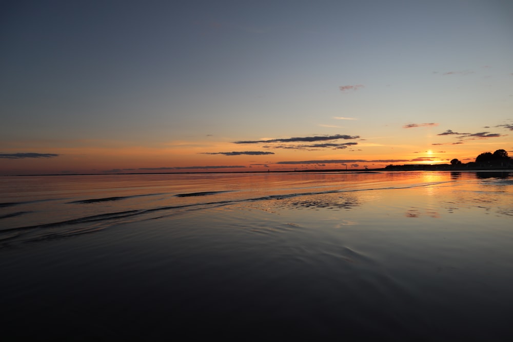 Cuerpo de agua durante la puesta de sol