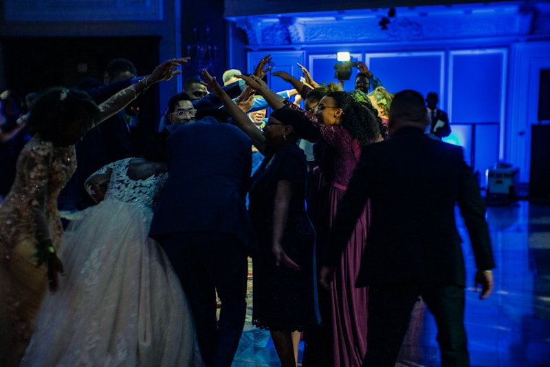 Novia cantando con emoción