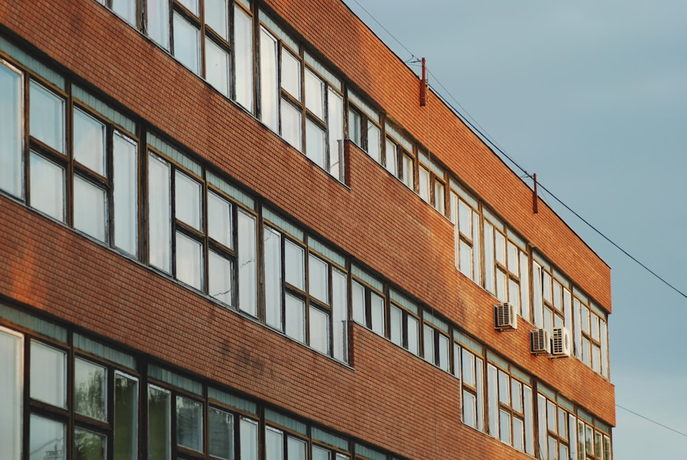 Edificio de hormigón marrón y blanco