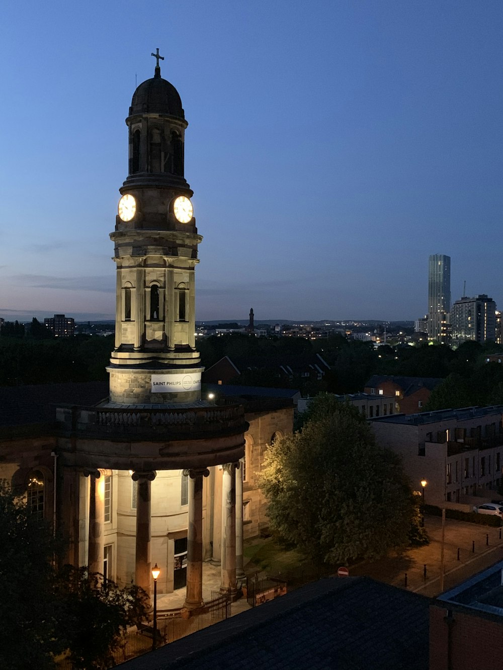 Un edificio con una torre dell'orologio illuminata di notte