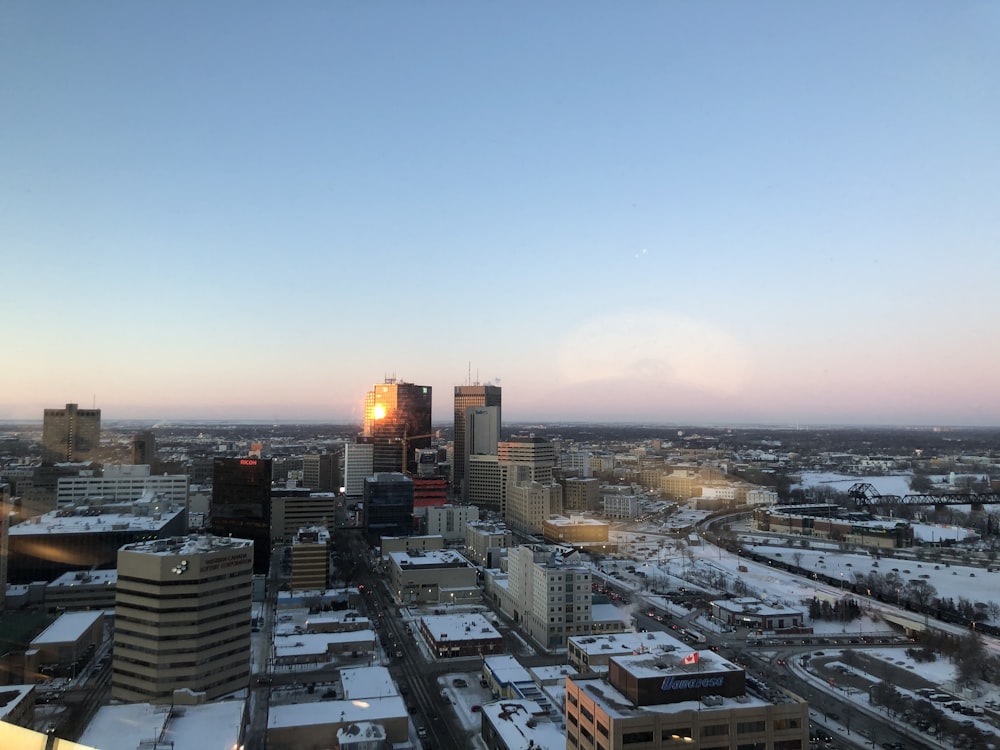 Ciudad con edificios de gran altura durante la puesta de sol