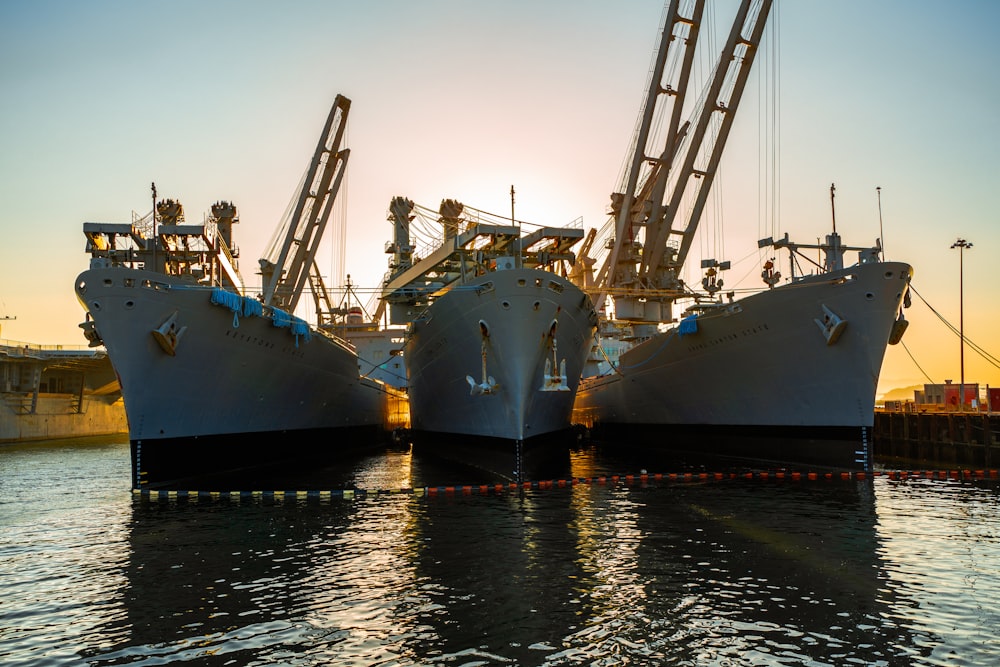 navio branco no corpo de água durante o dia