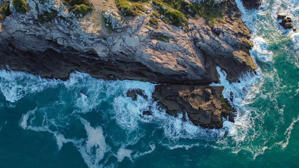 Formación de rocas marrones en el cuerpo de agua durante el día