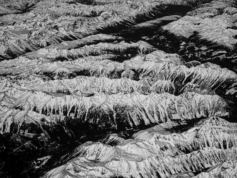 Foto en escala de grises de un suelo cubierto de nieve
