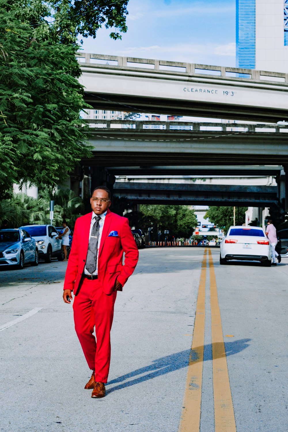 Mann im roten Anzug tagsüber auf dem Bürgersteig