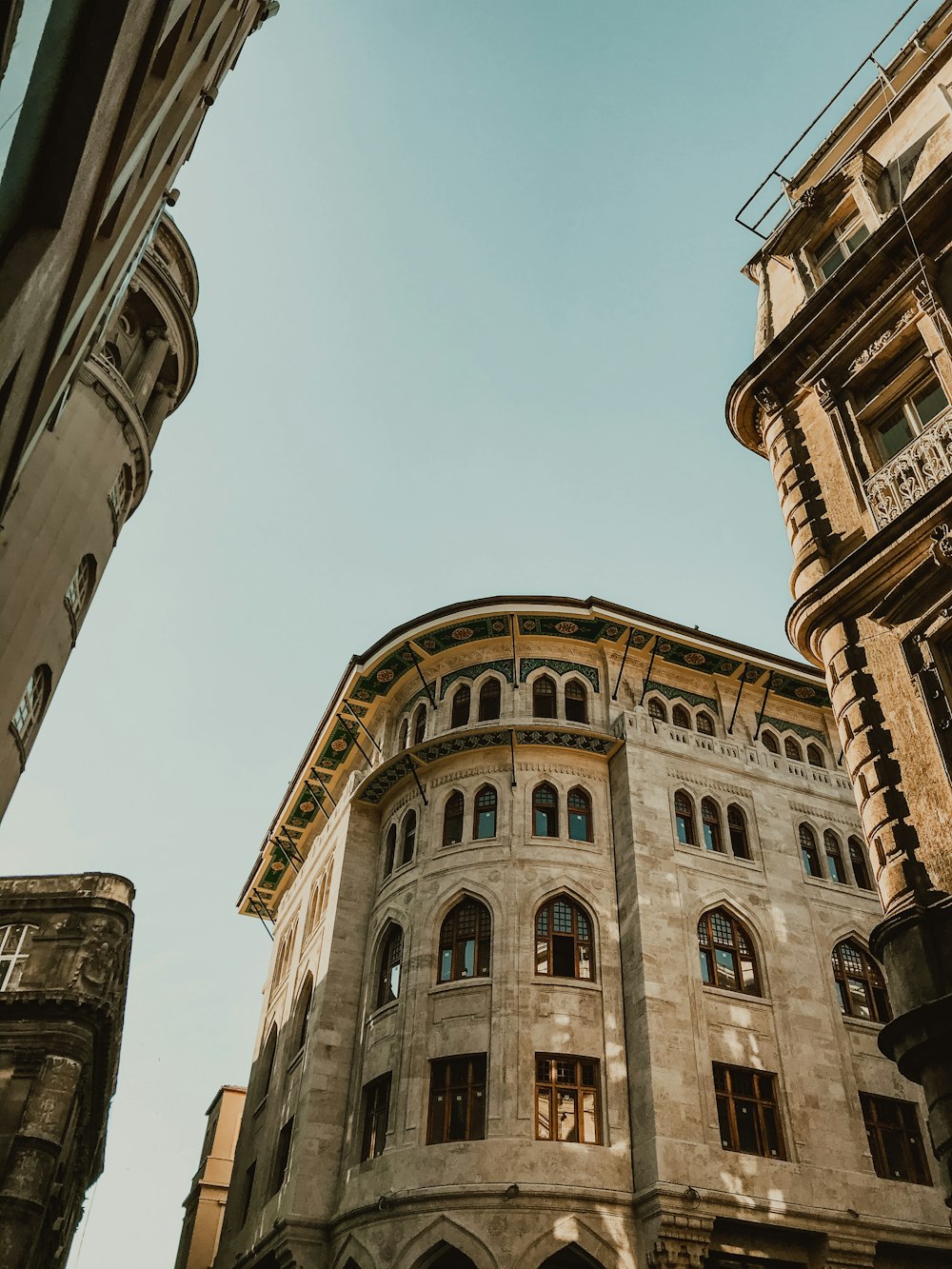 Edificio de hormigón marrón durante el día